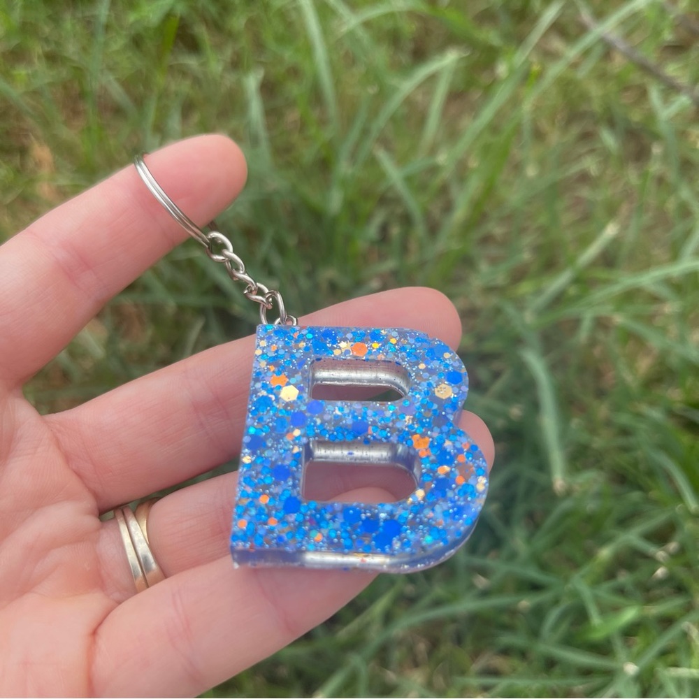 Initial Keychain Handmade With Resin - Picture 4 of 5